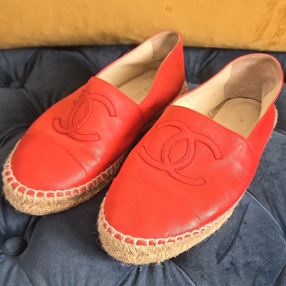 CHANEL RED LAMBSKIN LEATHER INTERLOCKING CC LOGO ROUND CAP TOE ESPADRILLES.